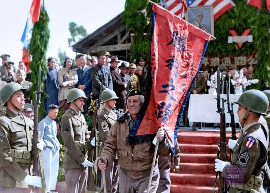 1945年，在中国云南昆明举行的中印公路通车典礼。 日军袭击珍珠港后...