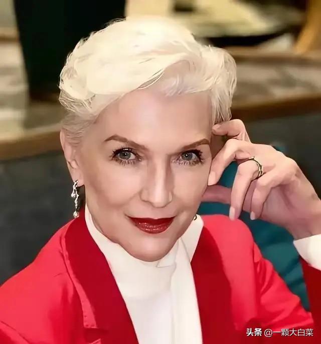 突发转向言论，是褒奖还是另有目的呢？

近日，世界首富马斯克的母亲梅耶，在社交媒