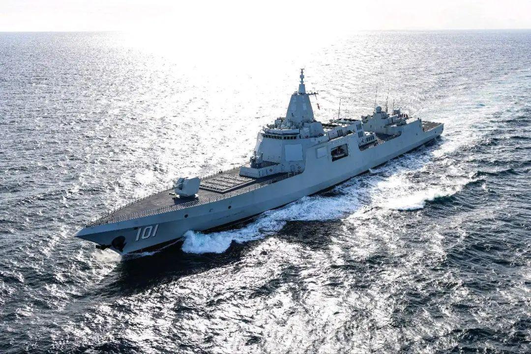 你知道吗？在海军的战场上，有一艘船被誉为“海上巨兽”，它的名字叫——055型驱逐