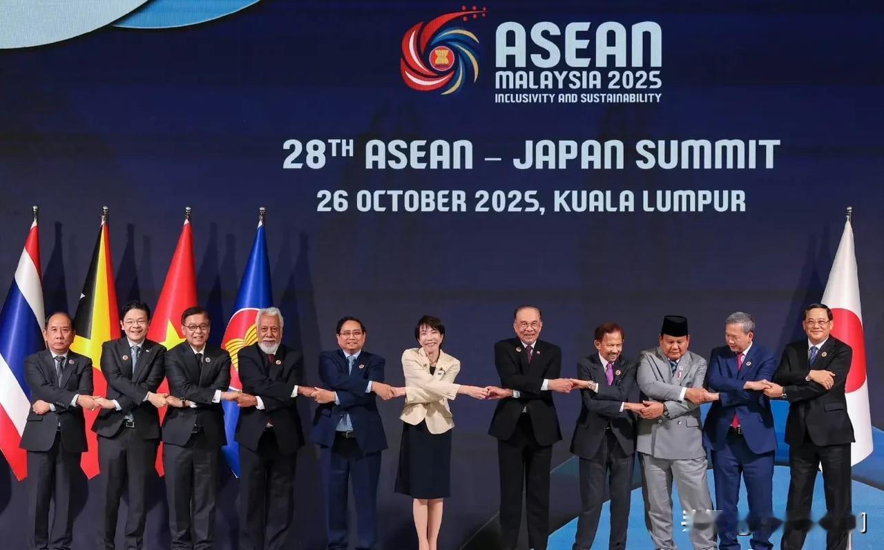 高市早苗竟然可以在东盟峰会的合影中站在C位，她究竟有什么魅力啊，值得让人深思去，