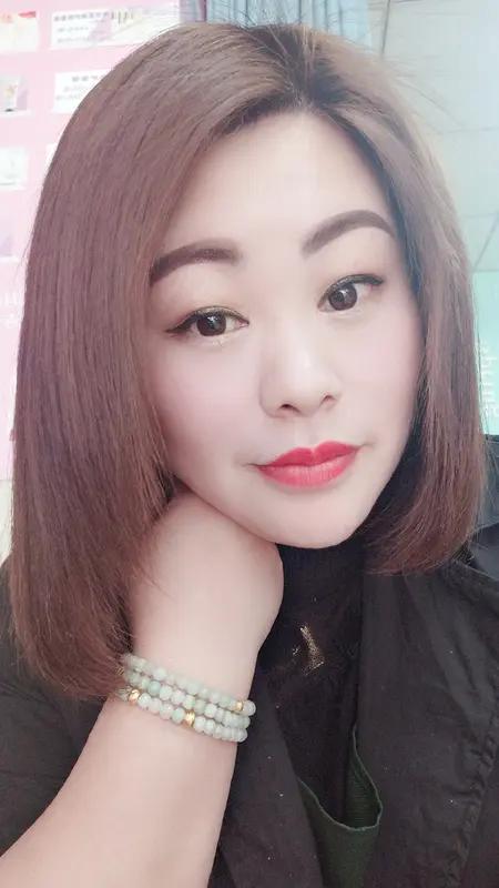 家人们快看！这是41岁徐姐一年前的照片：眼袋耷拉到颧骨、法令纹深似沟，皮肤蜡黄暗