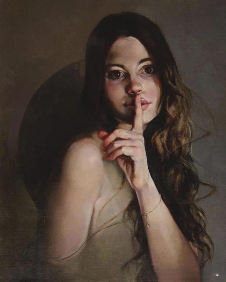 神秘少女轻声细语，指尖轻触唇边，仿佛在诉说秘密。现在是买黄金的好时候吗 能分享下