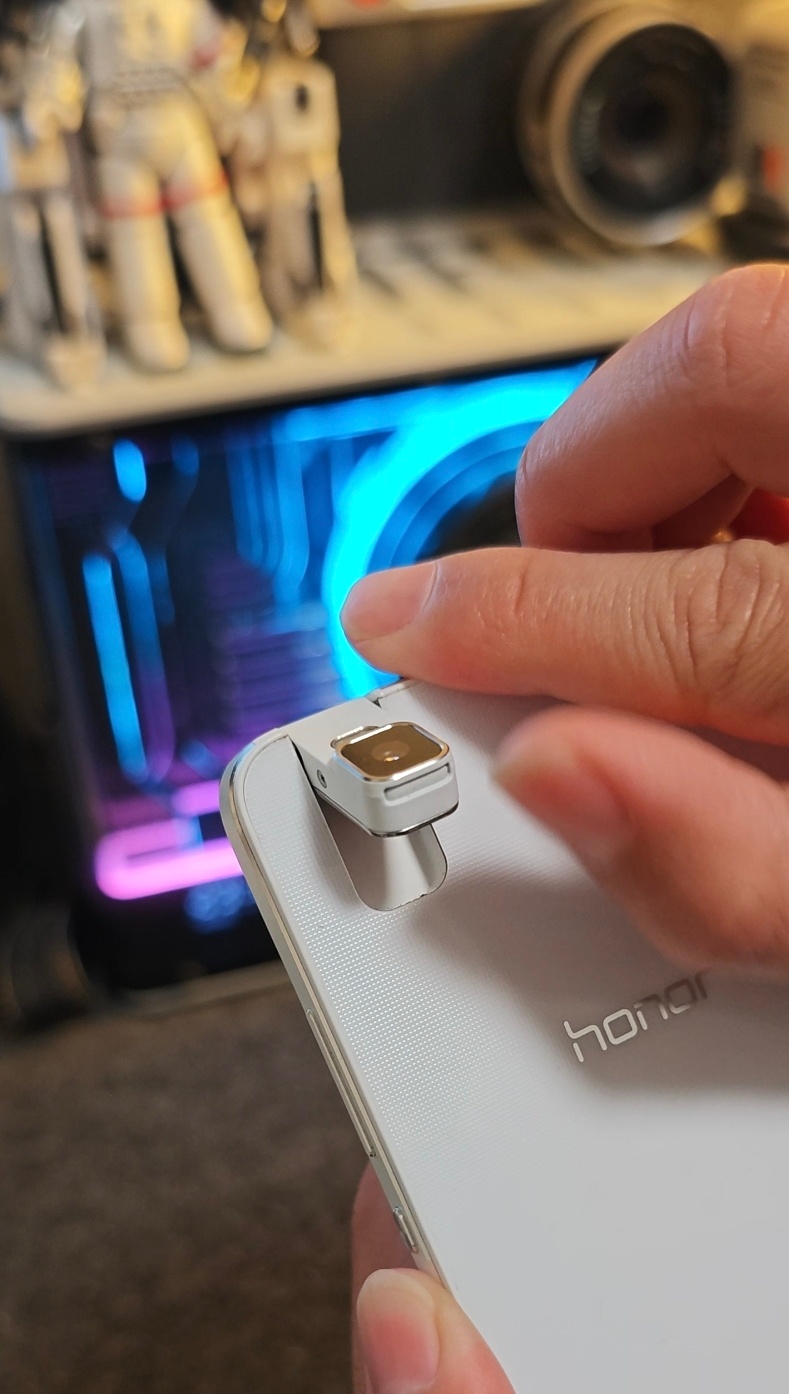 曾经的机械化手机我手上这台荣耀7i~手动翻转后置镜头，够不够机械化？荣耀