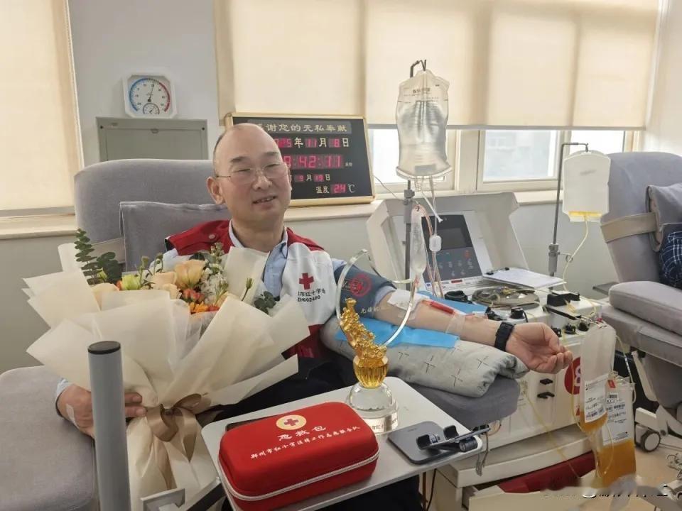 11月8日上午，河南省红十字血液中心（以下简称省血液中心）的献血室内，52岁的退