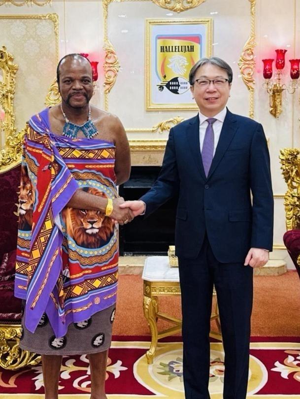不愧是非洲唯一一个还承认台湾的“独苗”！ 身上裹着床单，脚上踩着凉拖，一身“王室