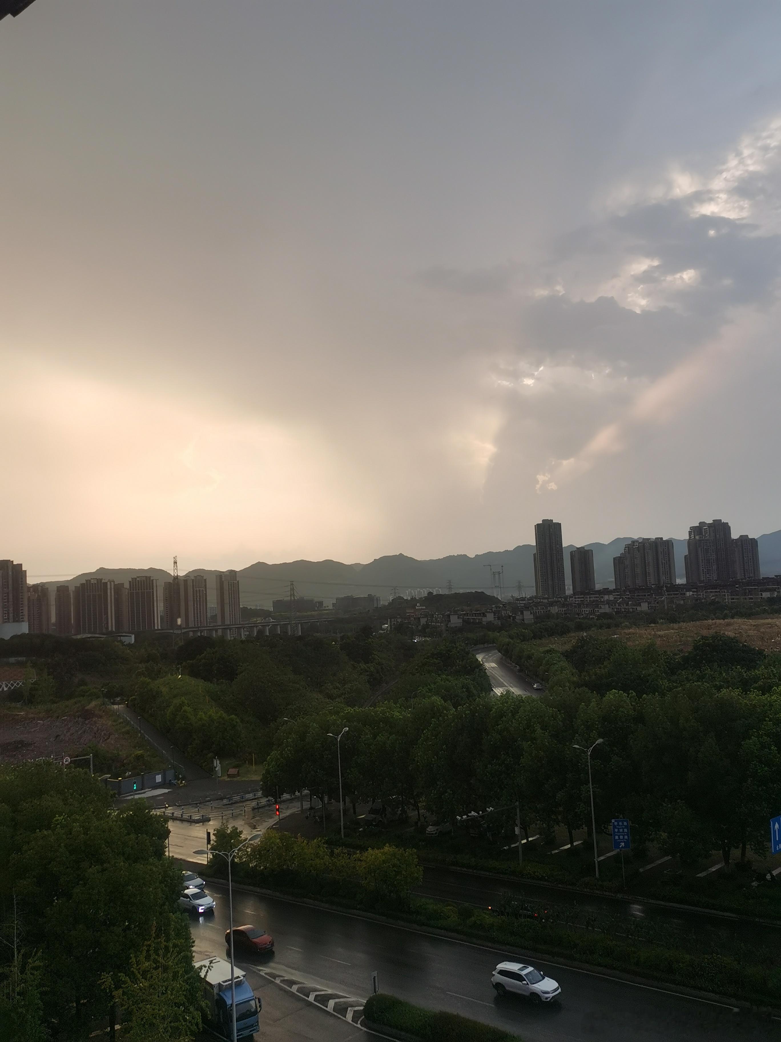 你最好真的中雨别又只打雷不下雨 只下了十分钟