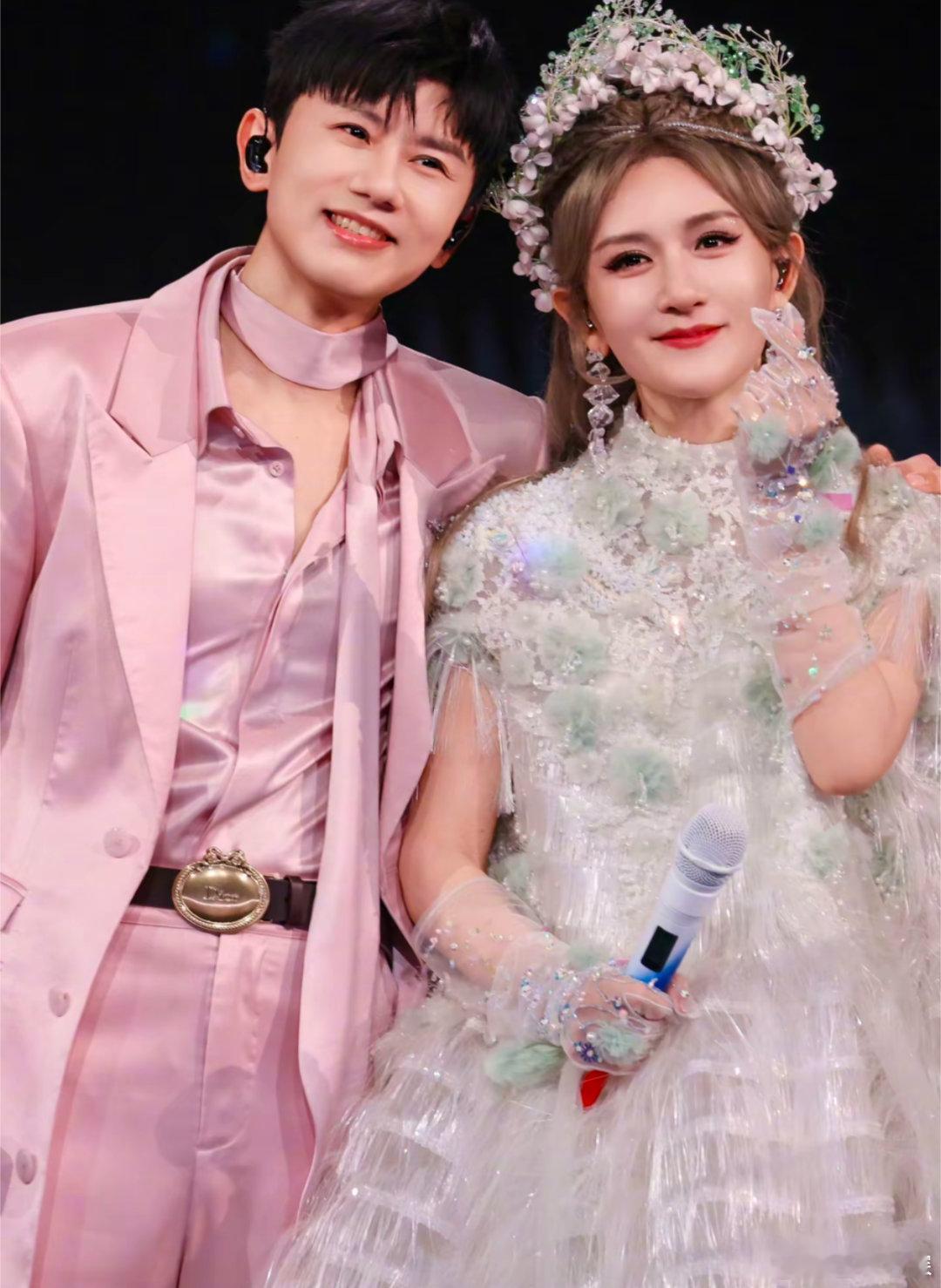 谢娜张杰路人缘一场打着圆梦旗号的个人演出，短短一月火速铺开全国巡演，叠加综艺直播