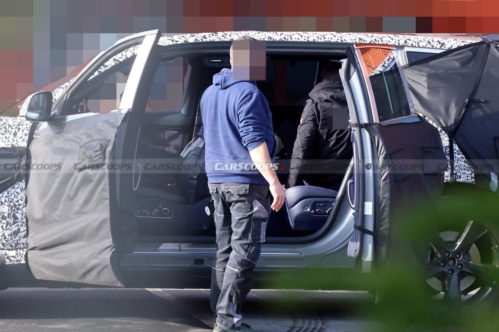 来自carscoops，又一台库里南对开门风格，但这次是棒子的车 