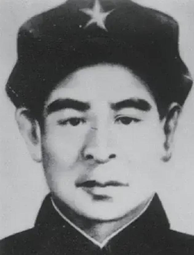 1937 年红军军长被俘，刻意隐瞒身份伪装普通通讯员，不料小战士一句呼喊，彻底暴