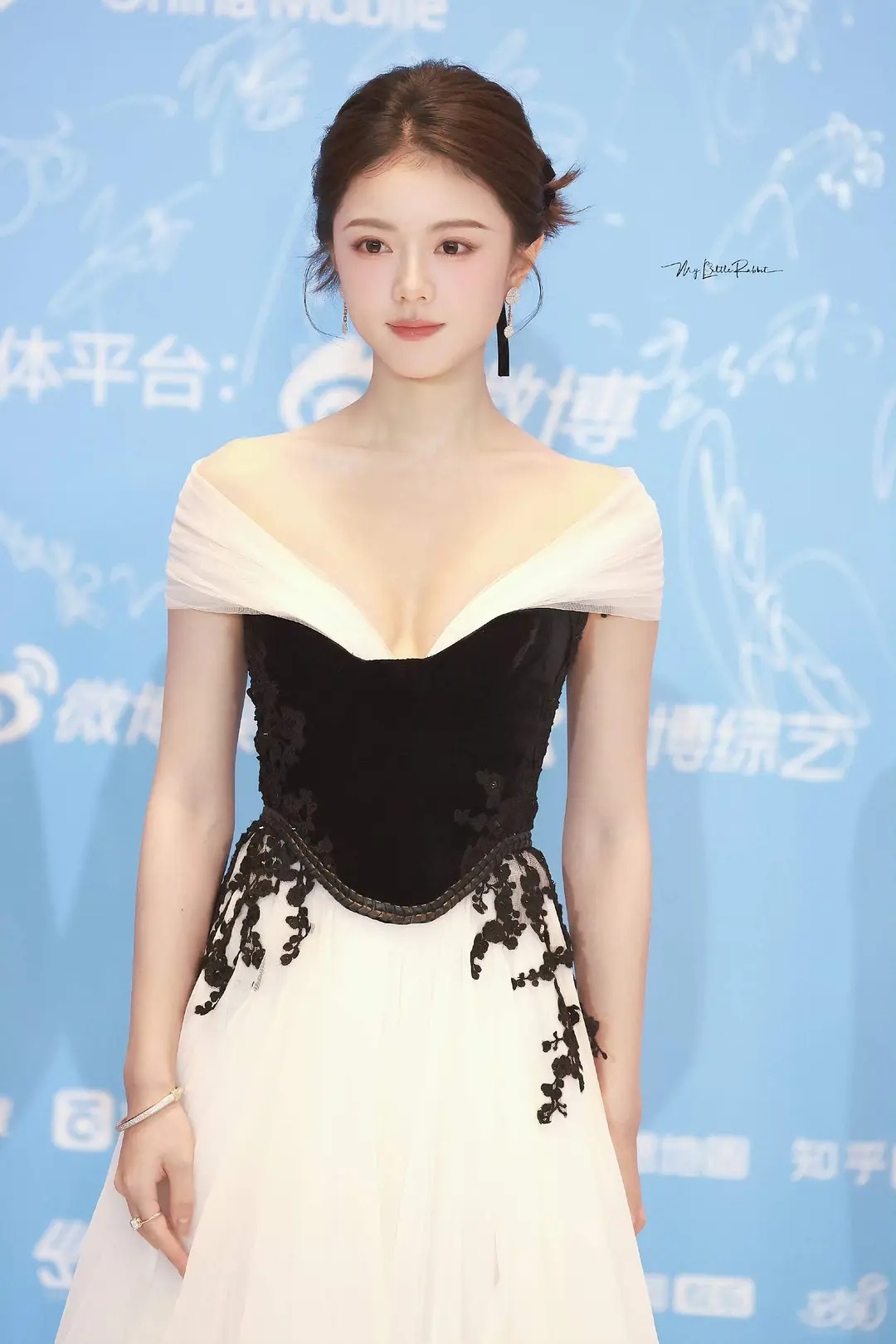 赵今麦和陈都灵，谁一眼就是好好学生 