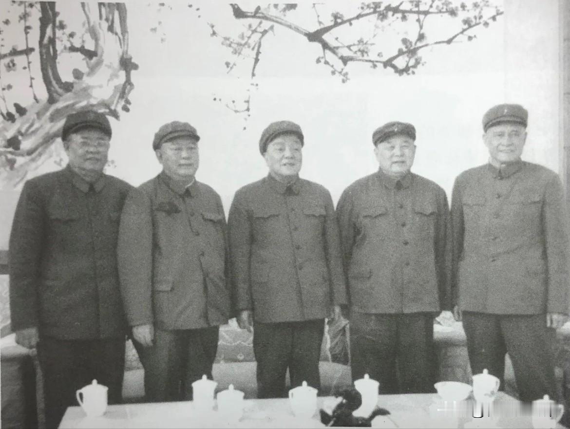 1984年9月15日两山作战庆功大会后，谢振华、余秋里、杨尚昆、李德生、张铚秀合