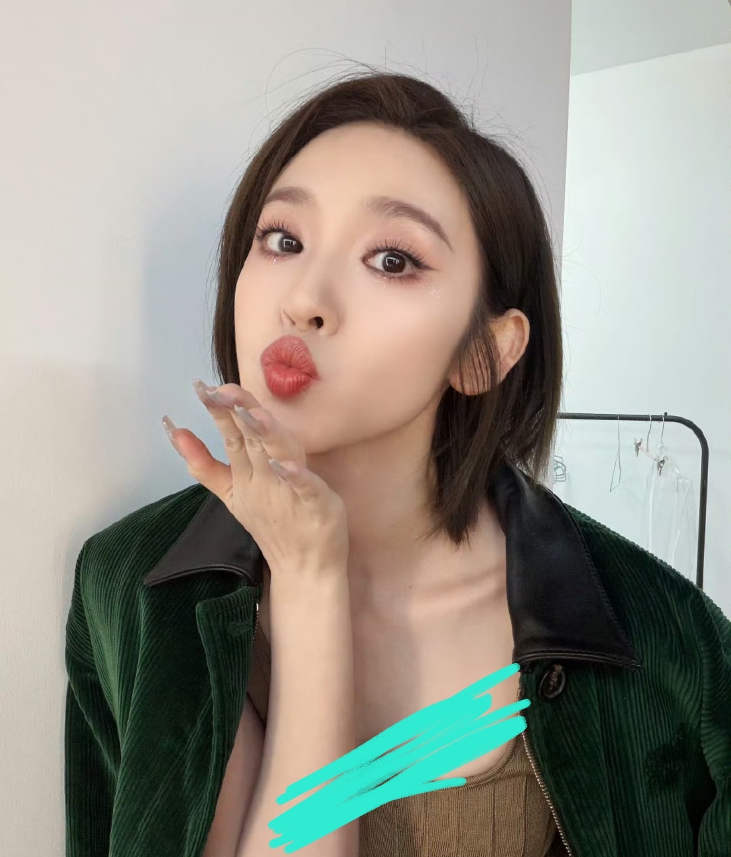 唐艺昕这组自拍，有说法。谁能想到平日里甜滋滋的甜妹，拍照居然这么大胆。松松垮垮的