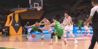 这球不应该！今晚辽宁男篮主场98-86击败北控男篮，新赛季开局4胜1负。主力前锋