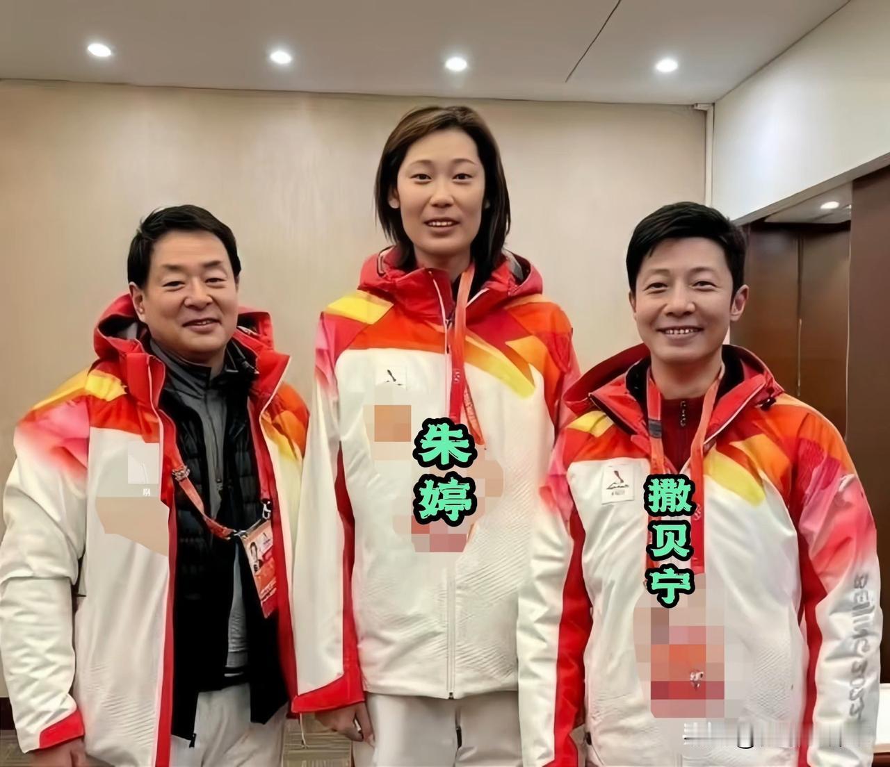 这张三人同框照太有看点啦！中间是女排核心朱婷，右边是熟悉的“央视名嘴”撒贝宁。