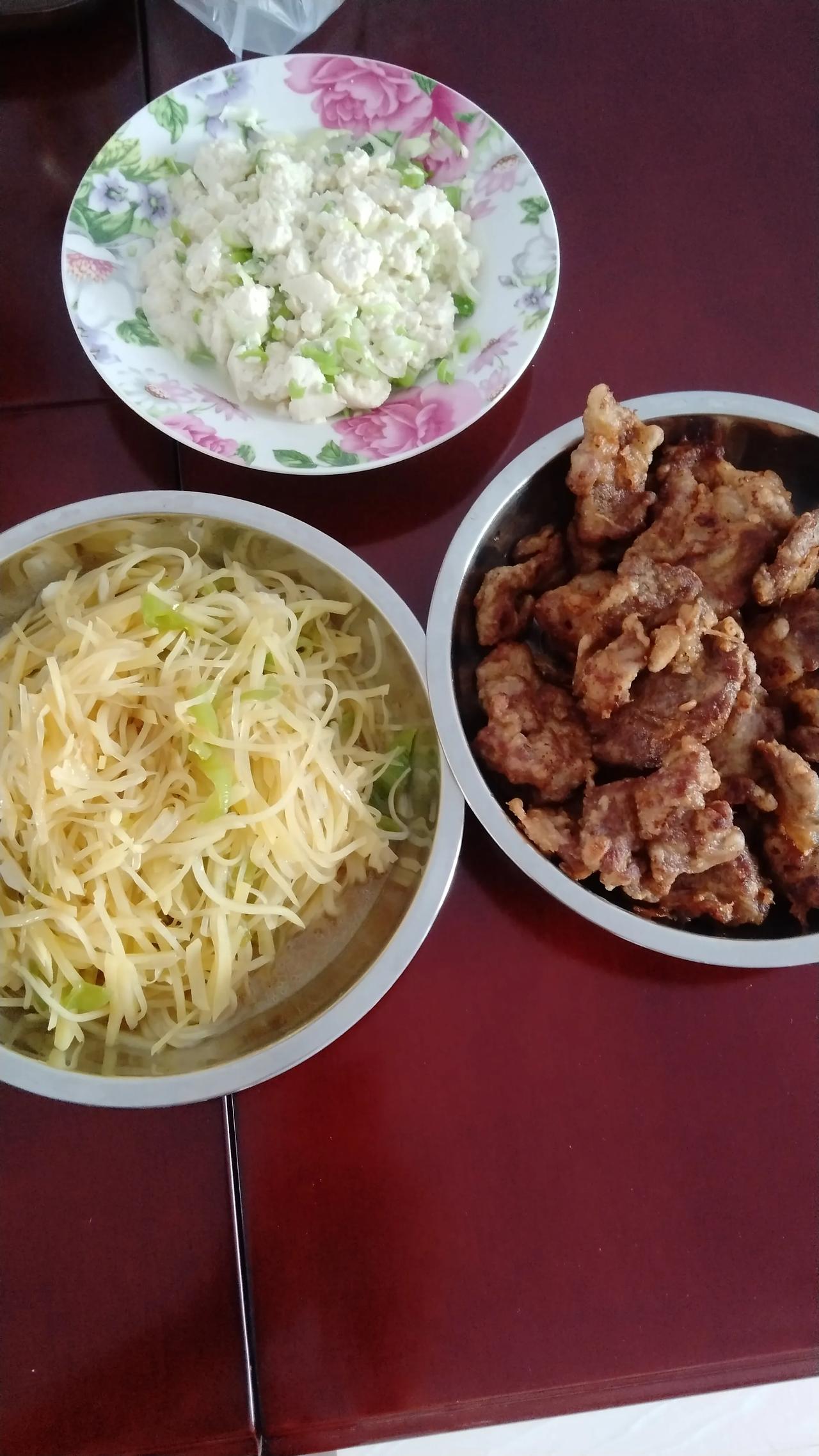 大家在家里最拿手的家常菜是拿手不拿手不知道，干炸牛里脊，土豆丝，我家外孙女最愿意