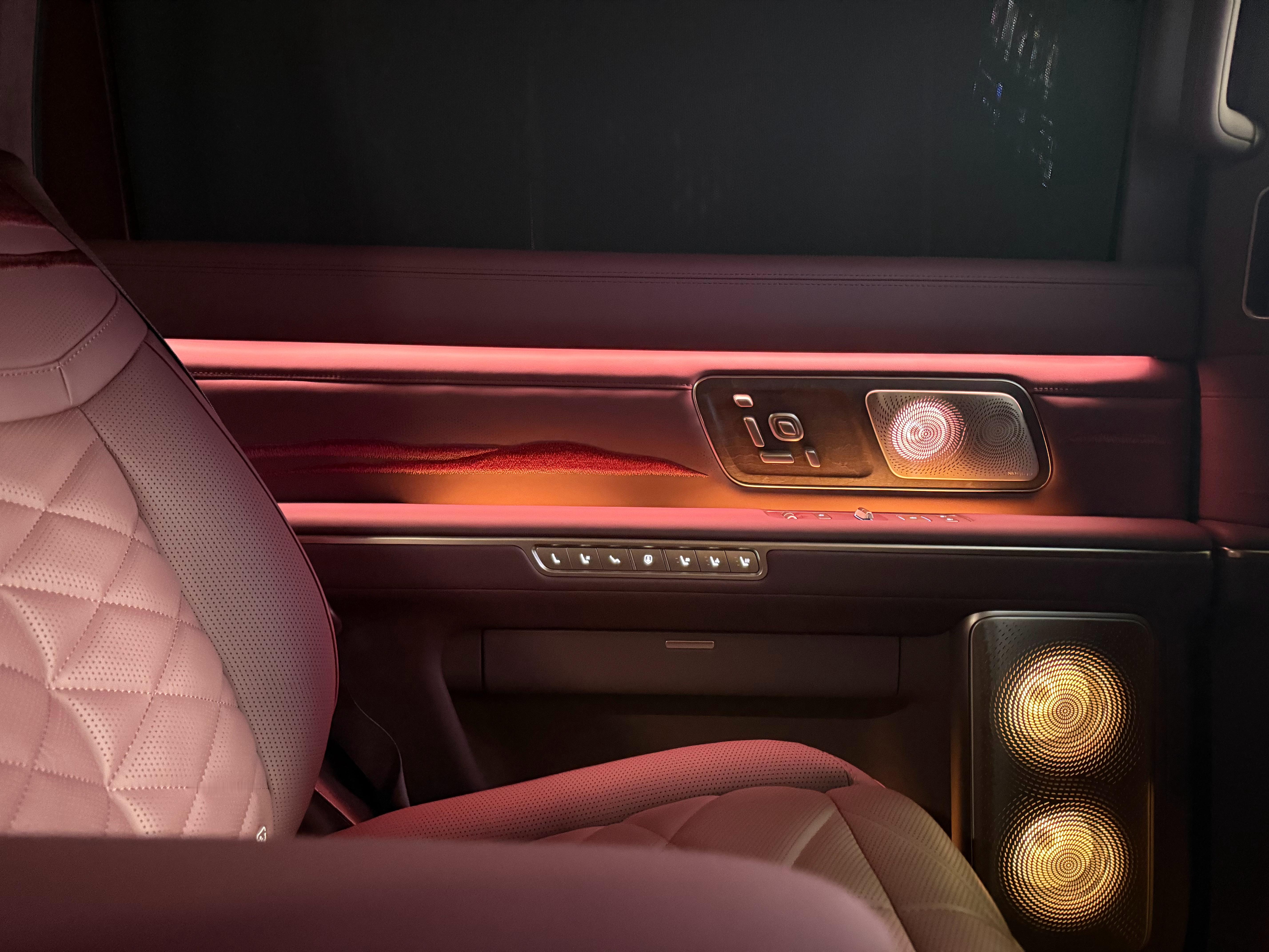 用 iPhone 随手拍的 ES9 内饰，具象化光影、材质、纹理的高级感，赏心悦