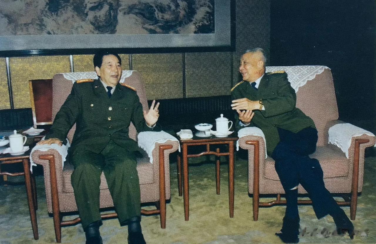 1990年国防部长秦基伟和空军司令员王海交谈。