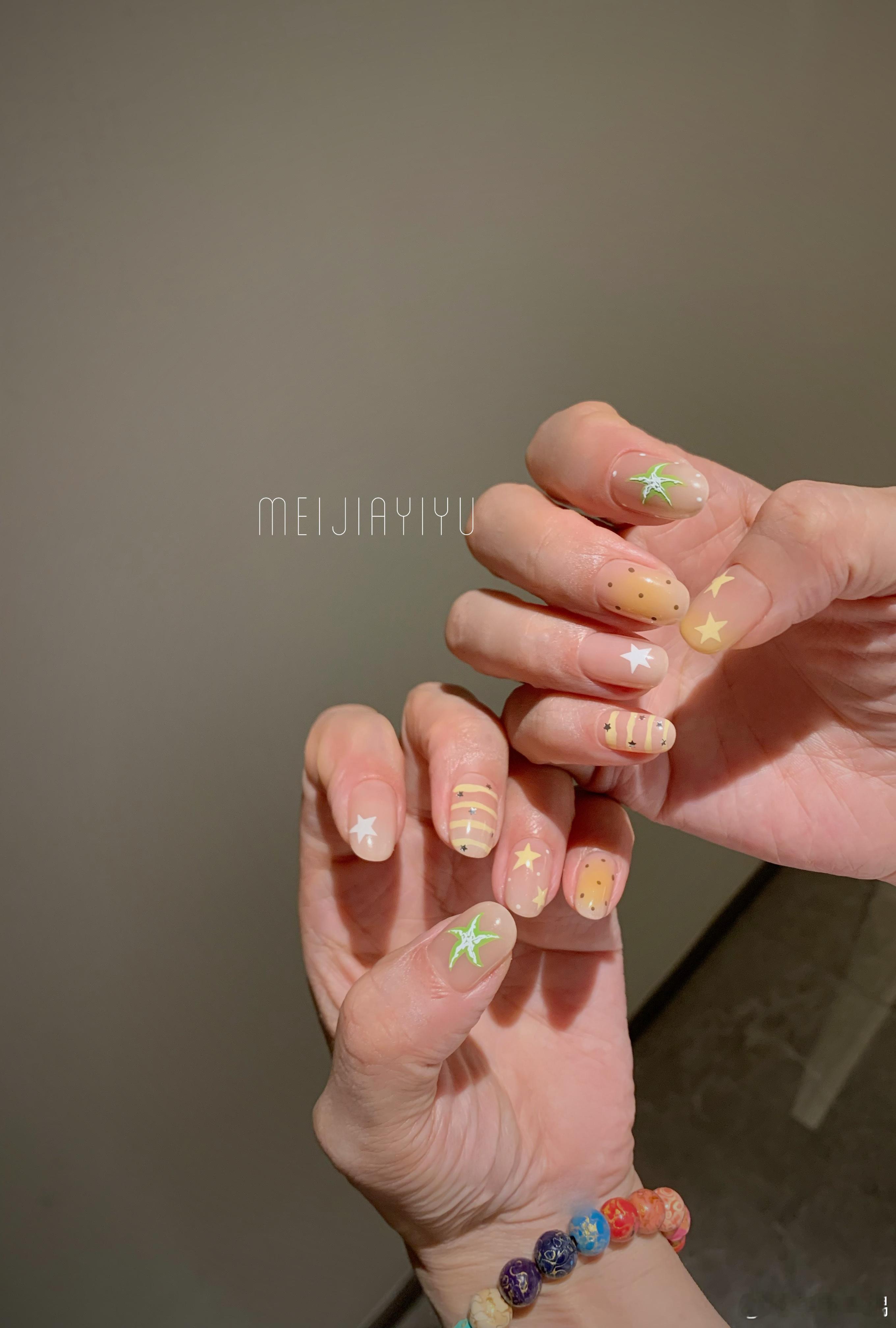 素净寡淡星星美甲显白美甲短指甲也可以这么好看成都美甲夏日美甲星星美甲