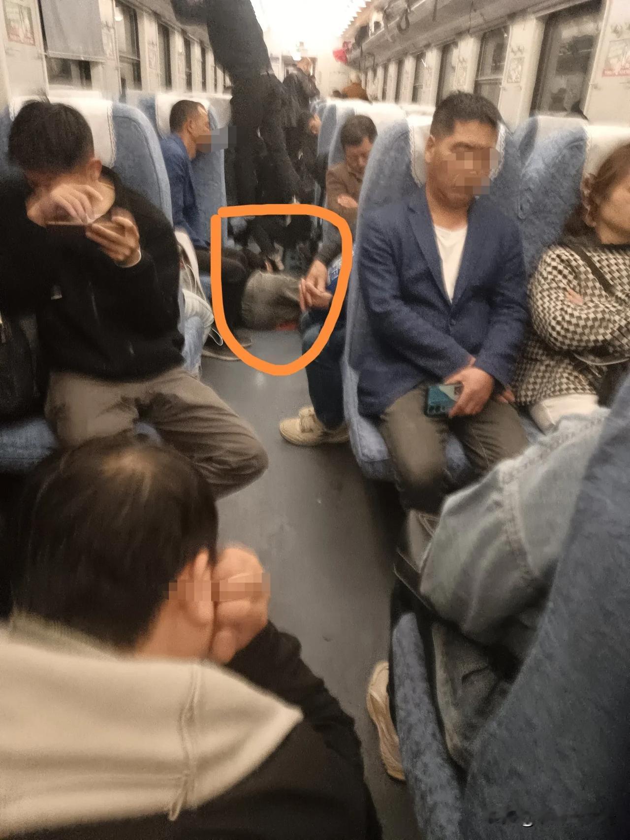 好久好久没看到的辛酸场景又出现了！
清明回了老家一趟，因为实在舍不得花几倍的钱坐