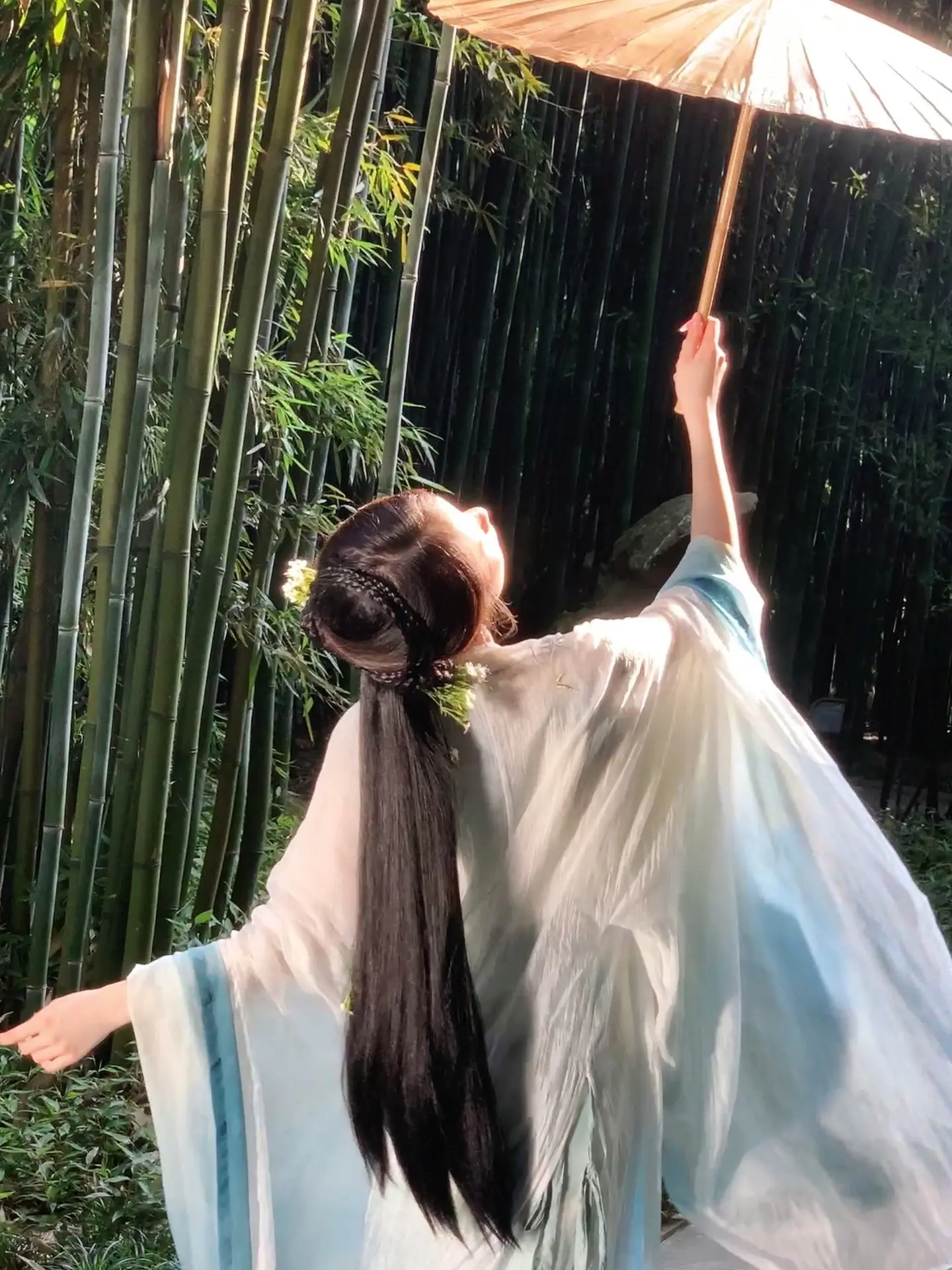 兰花指捻红尘似水。