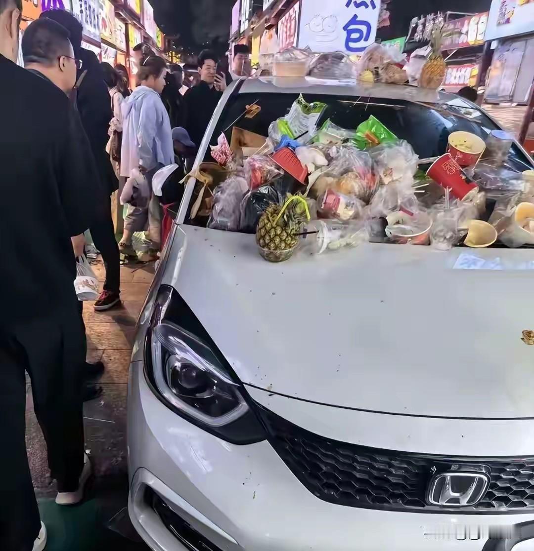 同一夜市违停，普通车被扔垃圾掰牌，豪车竟被温柔挪走，网友：太现实
 
五一河北正