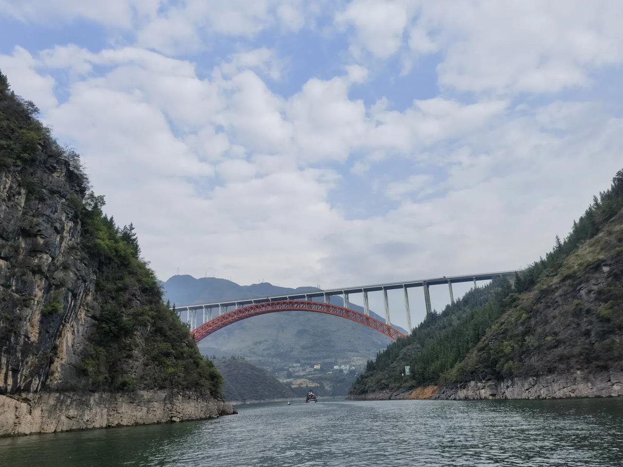 跑步与健康是什么关系?适可而止，跑步🏃有利于健康，过度跑步运动，有害健康。