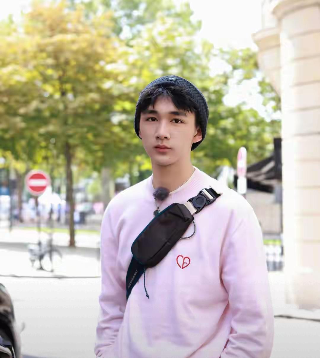 朱朝阳扮演者荣梓杉被曝出轨家暴！才19岁就同时和三个女生谈恋爱！

“朱朝阳滤镜
