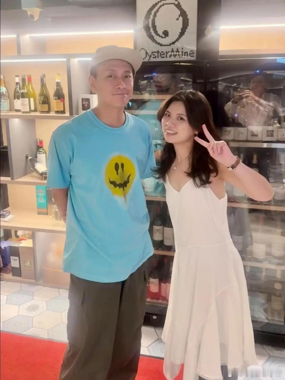 黄宗泽在香港一家餐厅被偶遇，他穿着一身休闲服，脸部素颜，脸色看起来好憔悴，黑眼圈