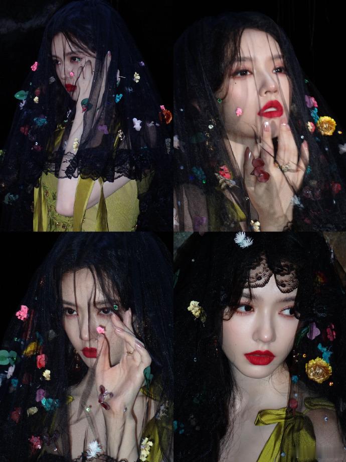 林允拍了老自和老己 星光大赏林允拍了老自和老己，姜黄色的这一套造型拍出了两种不同