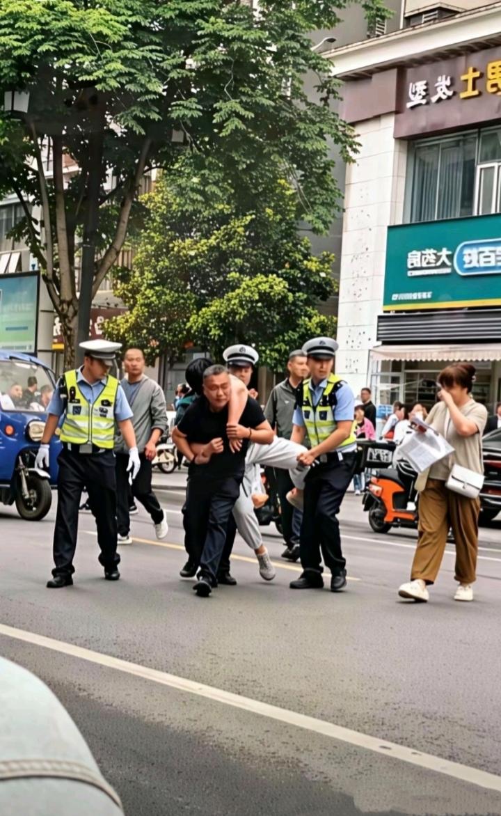考生过度紧张无力行走，被其父母和警察叔叔“抬”进高考考场！