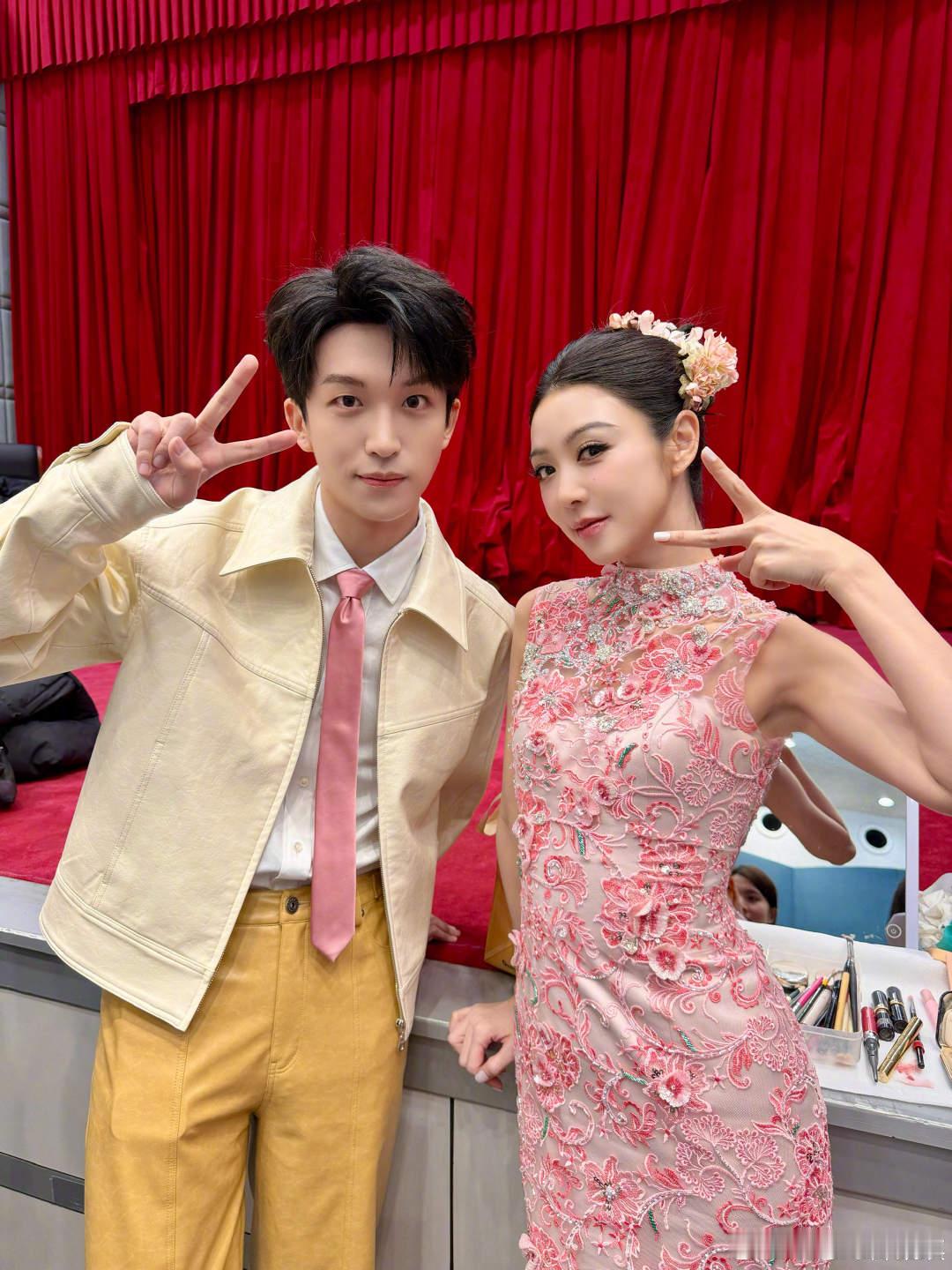 黄子弘凡春晚e人 快乐小马二登春晚超松弛！舞台大方台下秒切E人疯狂社交，自己没发