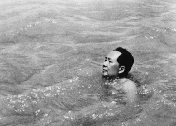 从1956年到1966年10年间，毛主席18次畅游长江背后的故事......
 