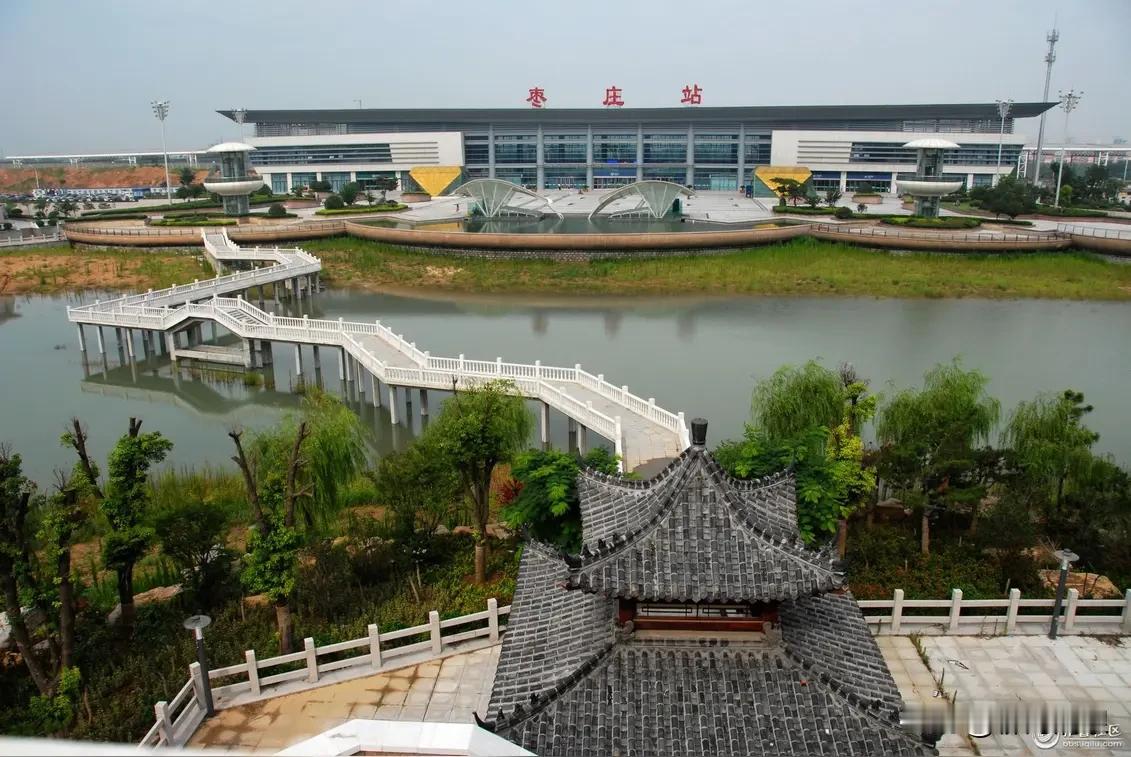 《黔南行吟》
（一）
朝辞枣庄驭云风，穿徐越郑漯河清；
信阳刚吃热干面，武汉已闻