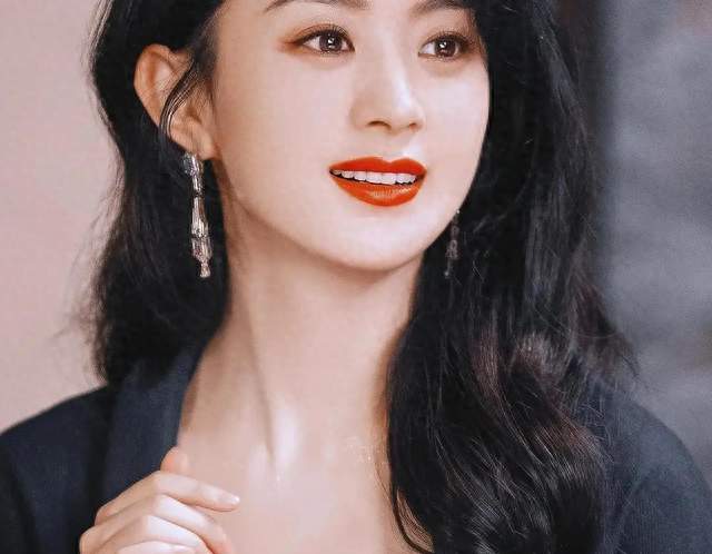 赵丽颖现身谢娜话剧现场
