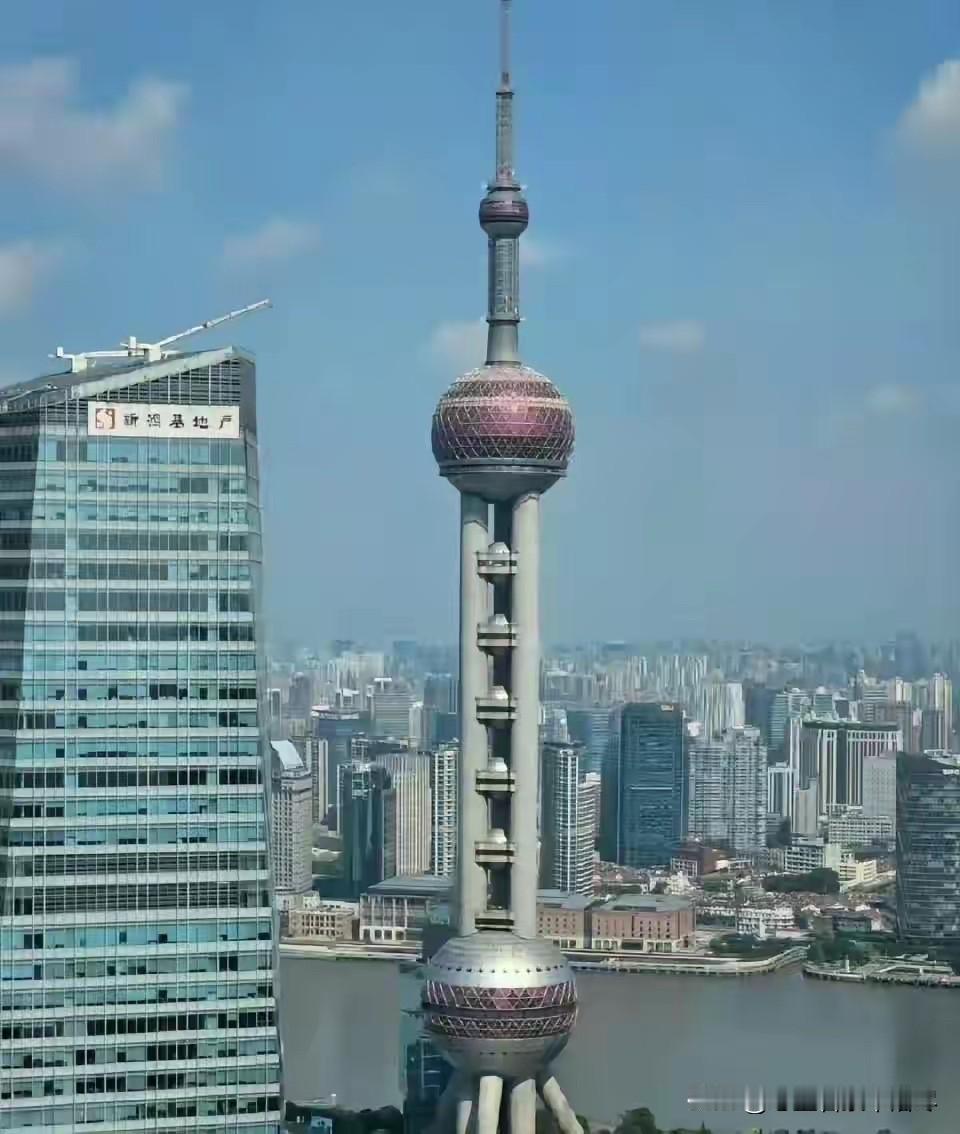 没去过上海东方明珠的人，估计怎么都不会想到，原来在东方明珠的上面居然还会有大床房