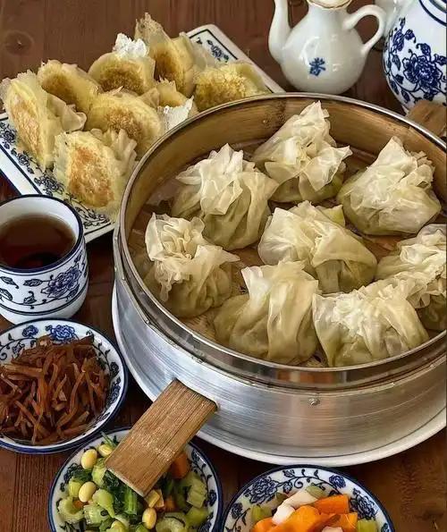 同一个名字，南北方吃的却是两种东西，一个以糯米为主，一个是纯肉当家。
 
很多人