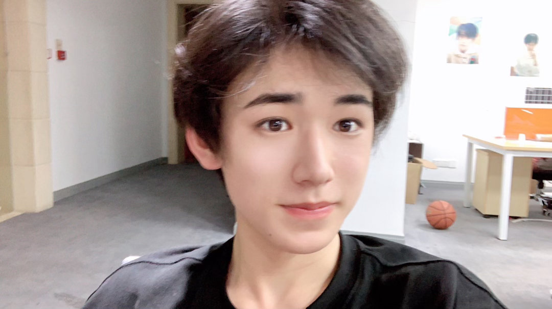 宋亚轩🐬 青年演员宋亚轩 🐚宋亚轩廿二启航声光织影 “像光驱散黑暗神明降临人