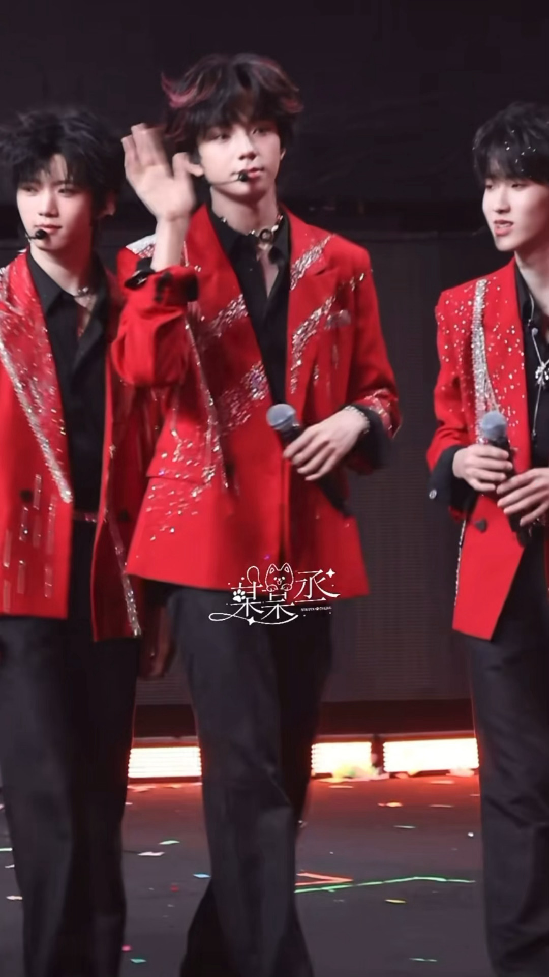 哦莫这个小橹橹做了红色挑染！🥹王橹杰红色挑染