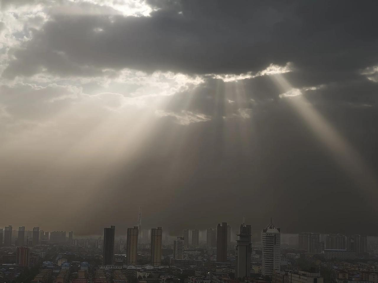 河南商丘今天的天气和云都好诡异啊！一会狂风骤雨，一会云开日出！这云也有些吓人，有