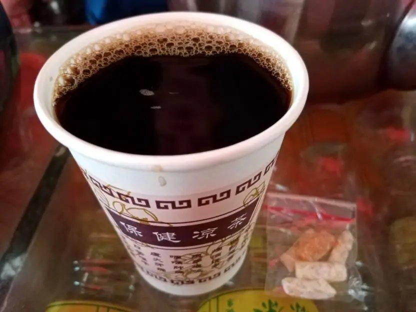 老传统赶新潮，这杯凉茶越喝越上头 ，冰广式还成了年轻人新潮流，传统文化破圈太绝～