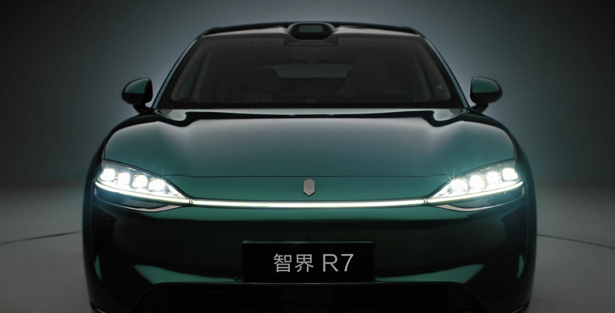 新款智界R7的官图被曝光采用全新的极光绿配色并且换装了智界的全新品牌LOGO[y