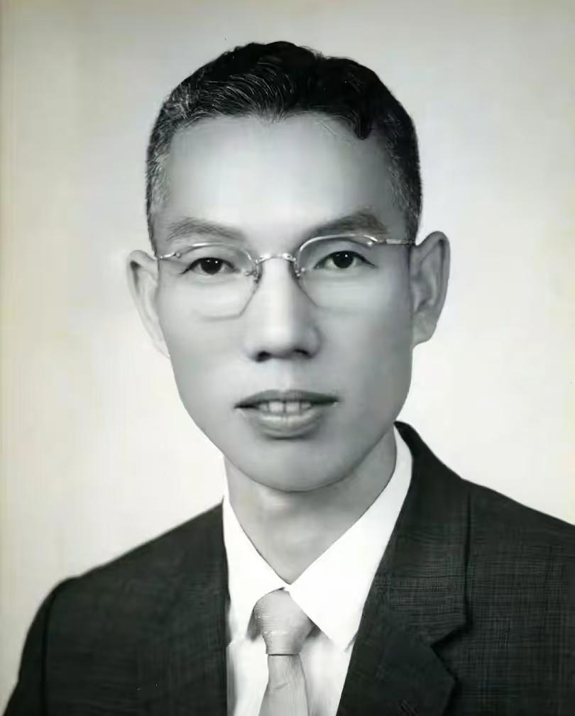1958年，一个叫田家炳的印尼华侨带着自己的家人移居香港，并在元朗的屯门海边购买