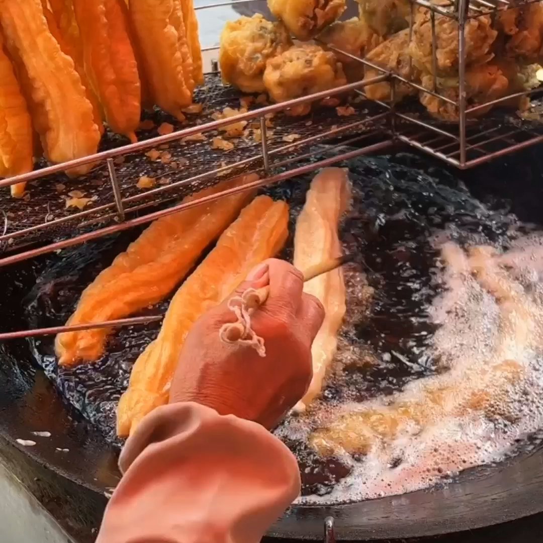 今天路过老街，居然看到路边支着油锅的大爷！面团在案板上“duang duang”