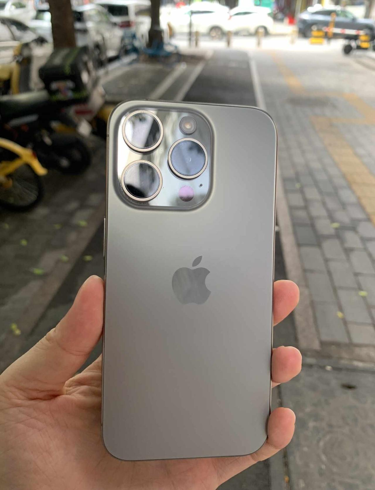 几千块的手机怎么烫成这样子
太烫了！！！！太烫了！！！！！
iphone