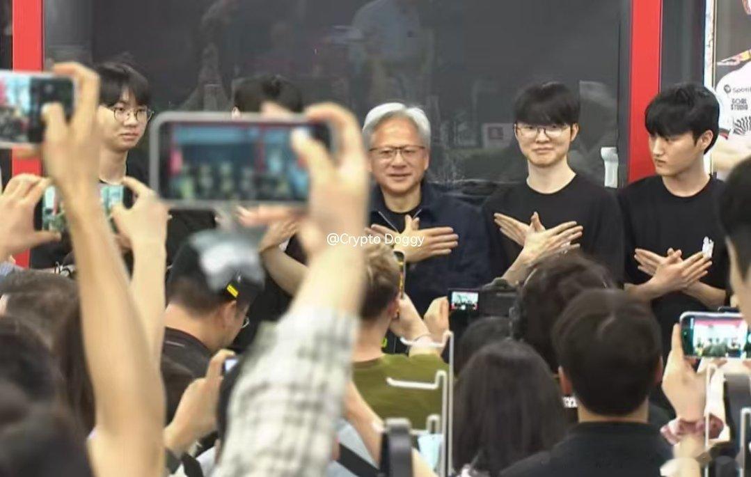 已经见上了，黄仁勋和faker的团队一起比韩式致谢礼一开场，老黄直接“阿尼阿塞呦