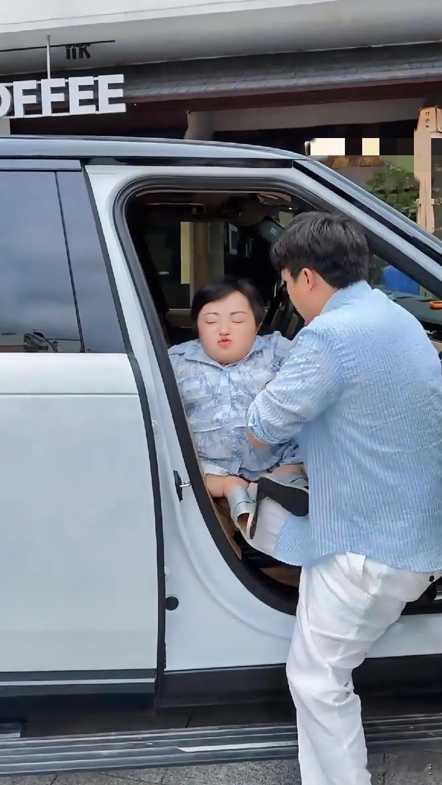 看《给阿嬷的情书》写时代回望梅姐和大双哥非常默契地穿上了情侣装，有人嘲笑她们郎才