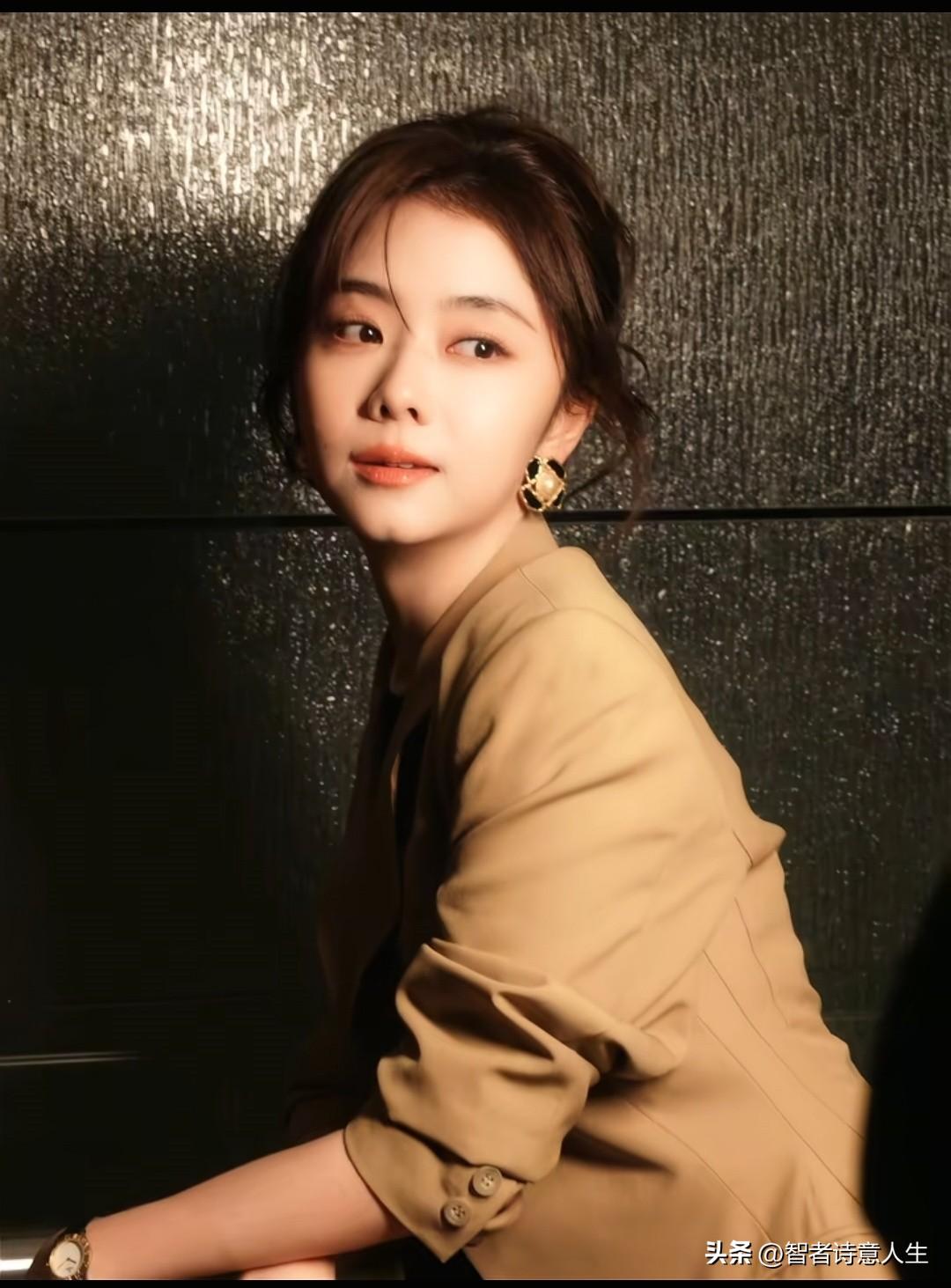 松韵太美啦穿着时尚套装耳环很抢眼。是今日最闪耀的亮点[呲牙] 🔥🔥🔥