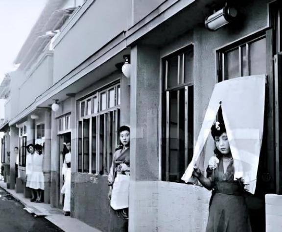 1940年，一个日本士兵迫不及待地来到慰安所，准备接受来自慰安妇的服务。然而当他