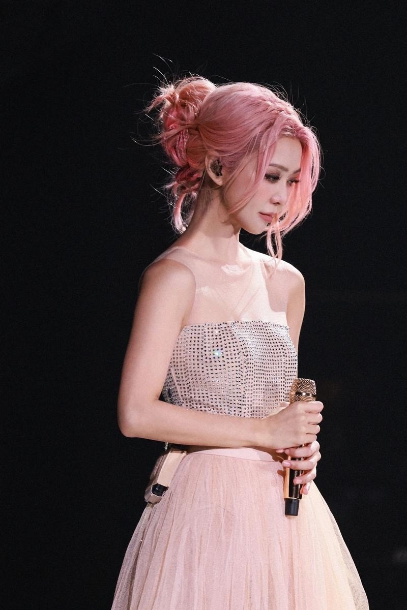 龙船上的薛凯琪简直非遗女神来的泛舟金龙龙舟之上，旗袍衬温婉古韵，眉眼糅合江南雅致