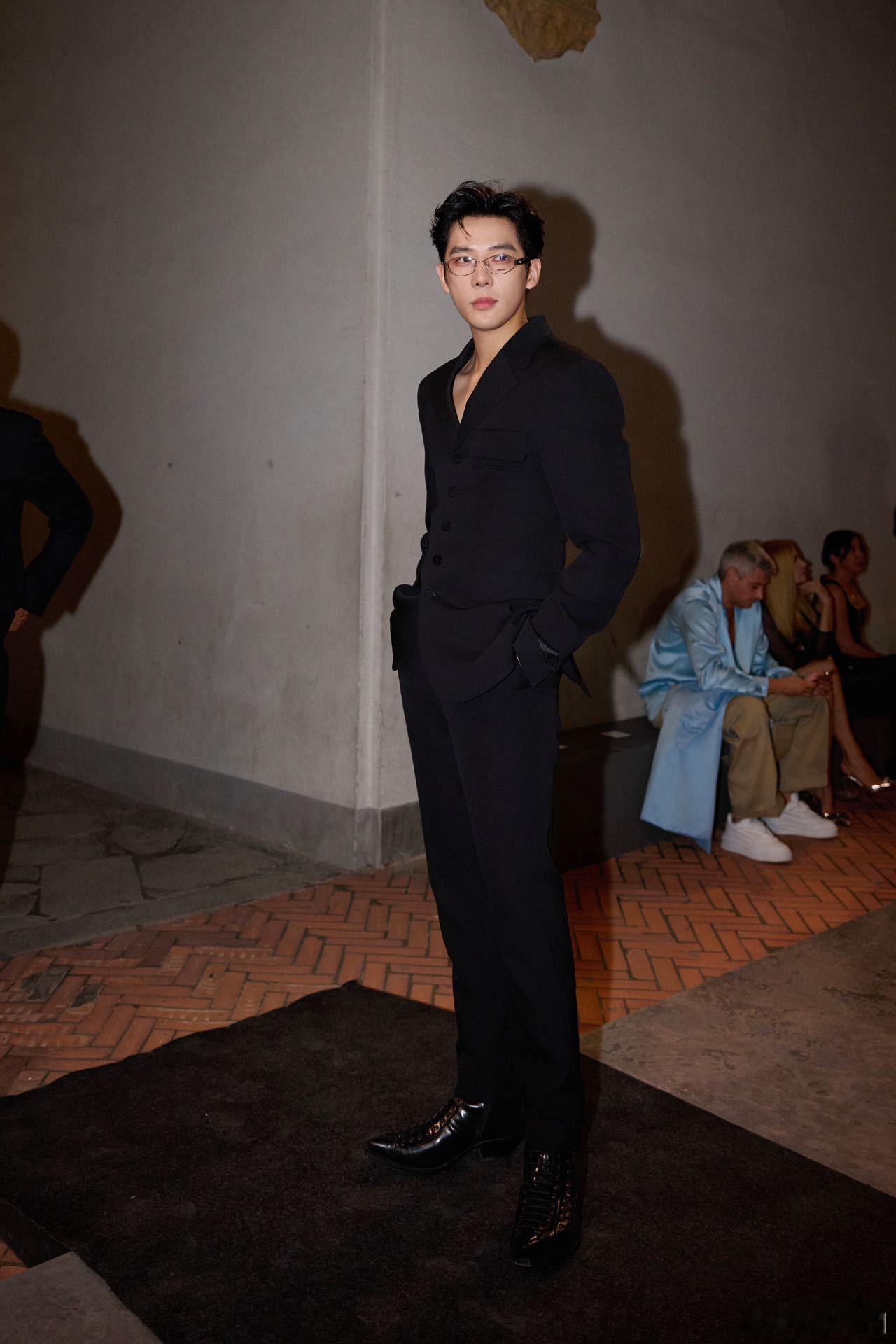 #王安宇全黑西装look##王安宇allblack霸总范#看王安宇，米兰时装周上